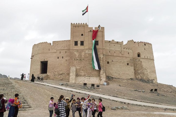 Step back in time at Fujairah Fort where history and culture intertwine beautifully. Explore ancient architecture and gather stories of the past while soaking in unique landscapes.
